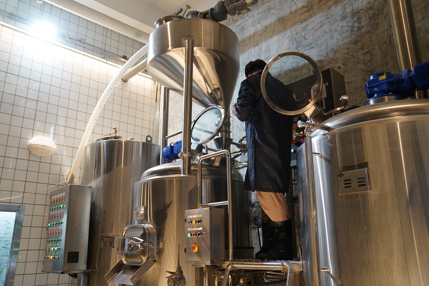 精釀啤酒設(shè)備,啤酒廠設(shè)備,開(kāi)辦啤酒廠,離心機(jī)