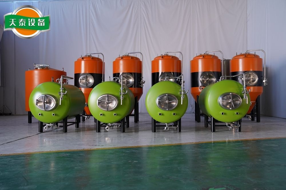 一個(gè)精釀啤酒廠至少需要什么設(shè)備？